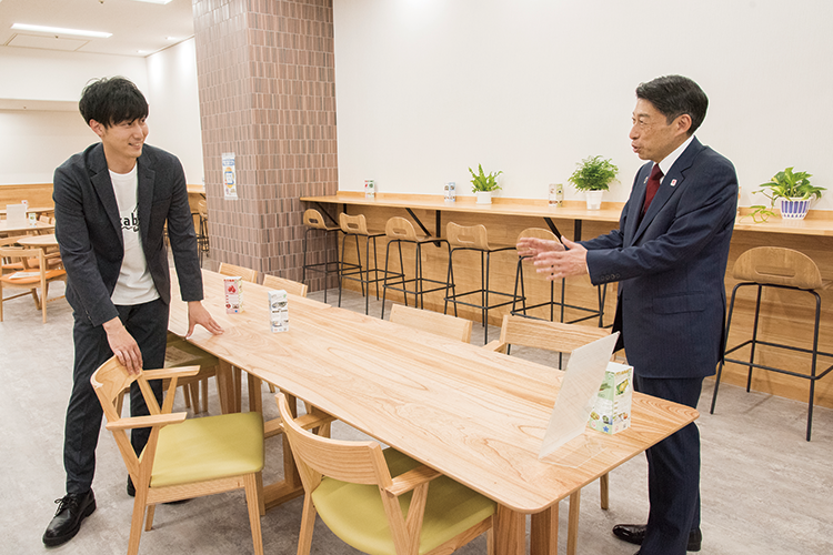 けんちょうFoodMarcheの木目がきれいなテーブルの写真 けんちょうFoodMarche(フード マルシェ)の木目がきれいなテーブルの写真