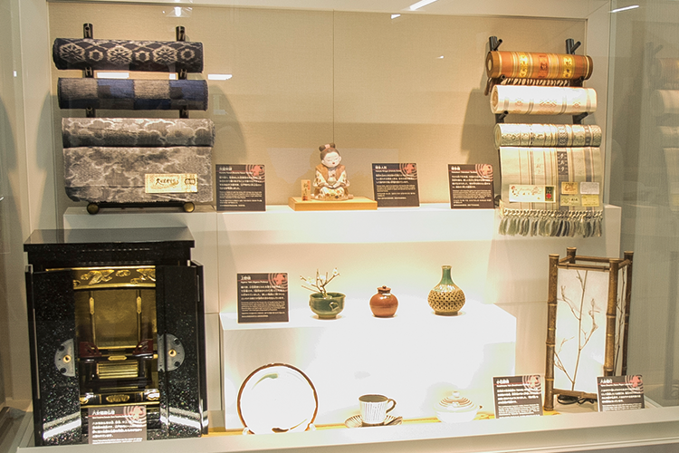 県のさまざまな工芸品を展示するショーウィンドウの写真 県のさまざまな工芸品を展示するショーウィンドウの写真
