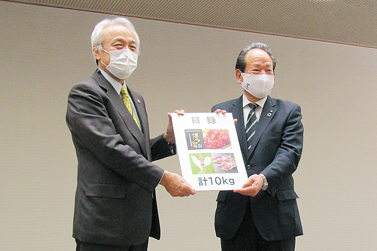 激励を込めた県産の畜産物を贈呈している写真 激励を込めた県産の畜産物を贈呈している写真