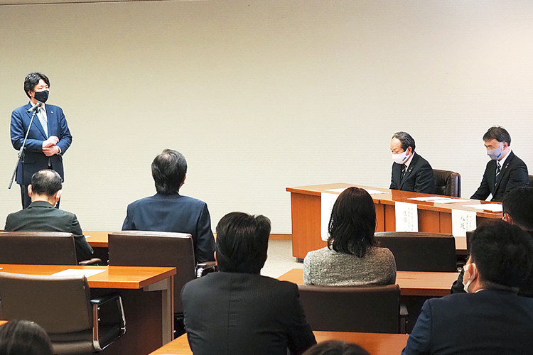 アビスパ福岡の皆さんが県議会を訪問した際の写真 アビスパ福岡の皆さんが県議会を訪問した際の写真