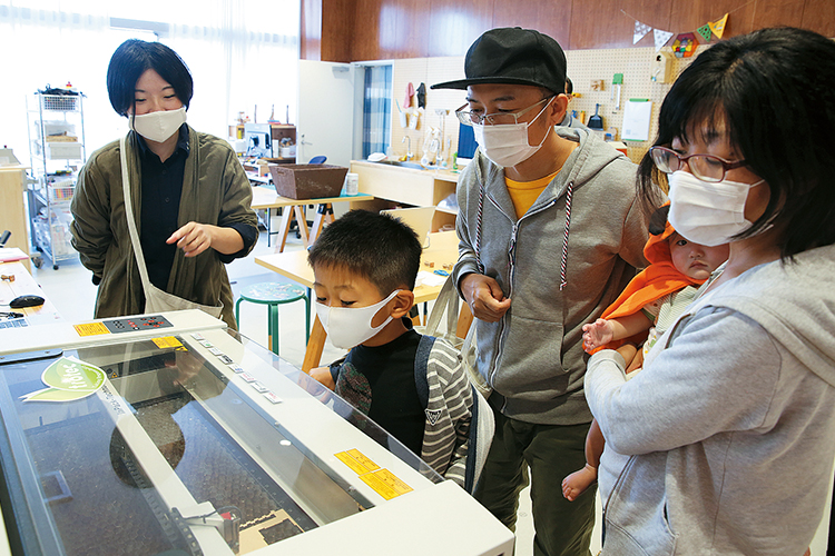 最新の工作機器を説明している写真 最新の工作機器を説明している写真
