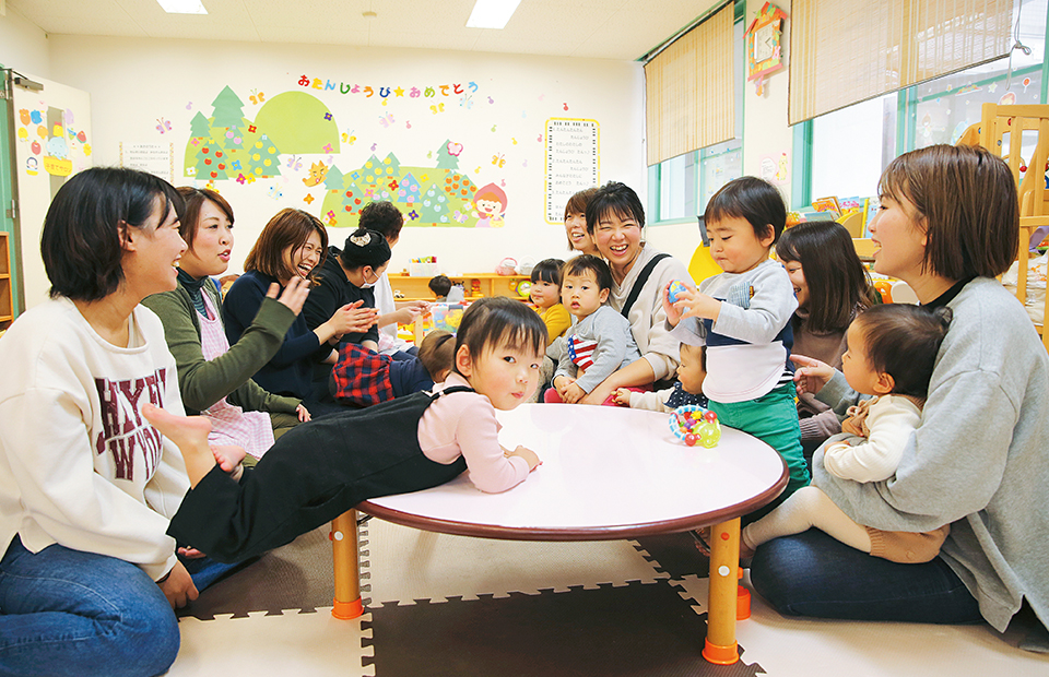 子育て支援センターでの親子交流の写真 子育て支援センターでの親子交流の写真