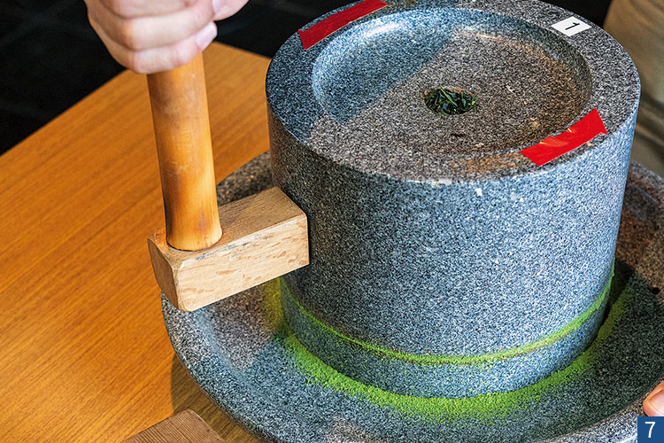 碾茶を石臼で手ひきしている写真 碾茶を石臼で手ひきしている写真