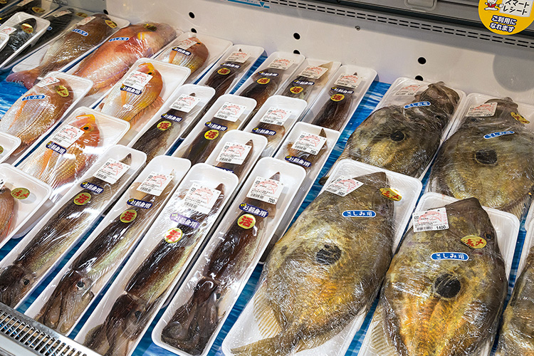 パック詰めされた鮮魚が並ぶ写真 パック詰めされた鮮魚が並ぶ写真
