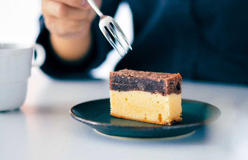あんとチーズのパウンドケーキがお皿にのっている写真 あんとチーズのパウンドケーキがお皿にのっている写真
