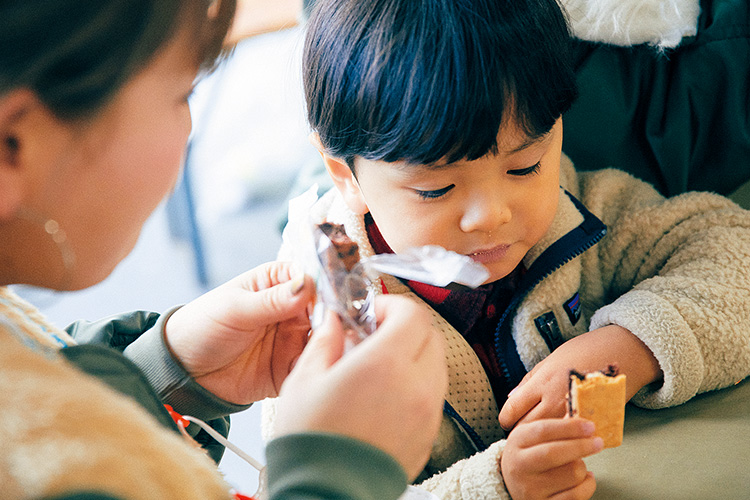 あんとナッツクッキーのサンドを食べている子供たちの写真 あんとナッツクッキーのサンドを食べている子供たちの写真