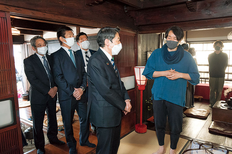 知事と聴福庵スタッフの談話中の写真 知事と聴福庵スタッフの談話中の写真