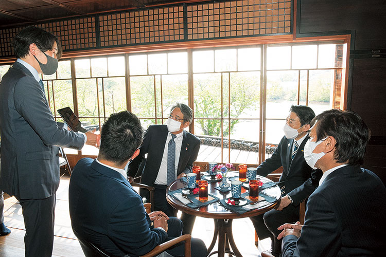 知事とBAスタッフの談話中の写真 知事とBAスタッフの談話中の写真