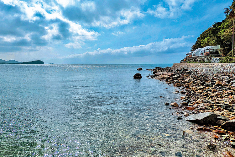 海岸線に並ぶドームテントの写真 海岸線に並ぶドームテントの写真