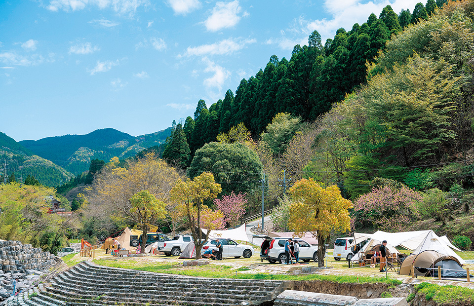 川沿いのオートサイトに車が並ぶ写真 川沿いのオートサイトに車が並ぶ写真