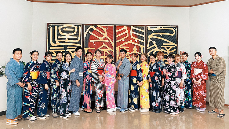 浴衣を着た19人の外国の方々の写真 浴衣を着た19人の外国の方々の写真