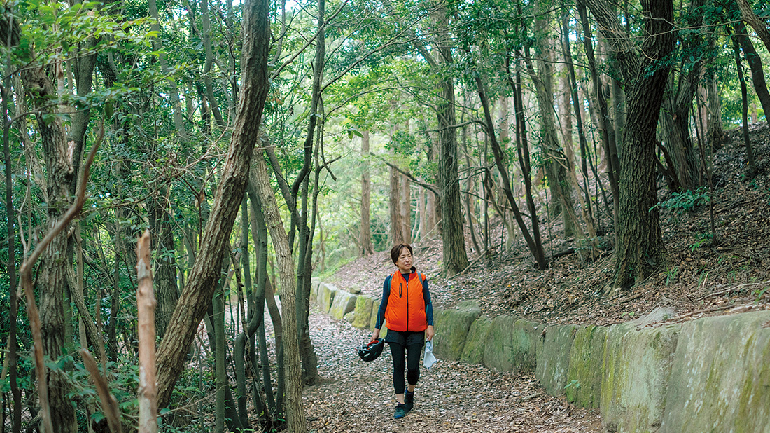 古代山城を散歩する女性の写真 古代山城を散歩する女性の写真