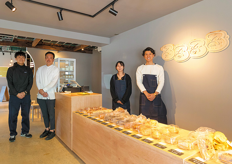 るるるるの店内、4人のスタッフとたくさんのパンが並ぶ写真 るるるるの店内、4人のスタッフとたくさんのパンが並ぶ写真
