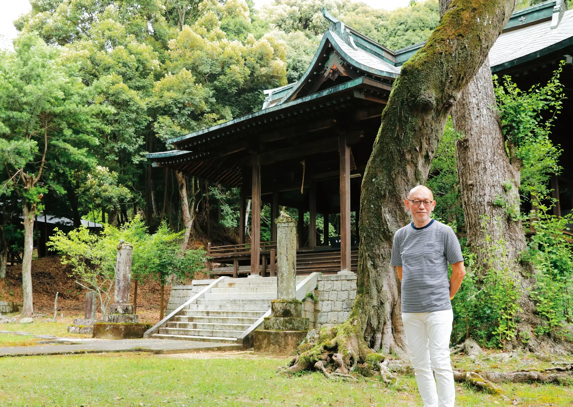 添田神社にたたずむ田中 博史(たなか ひろし)さんの写真