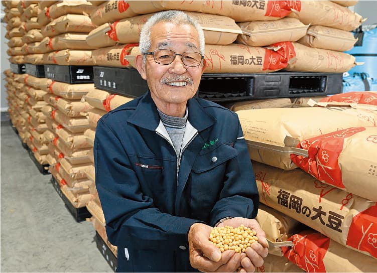 「ふくよかまる」を手に笑顔の山口安雄（やまぐちやすお）さんの写真