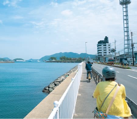 左手に関門海峡を見ながら快適なサイクリングする様子 左手に関門海峡を見ながら快適なサイクリングする様子