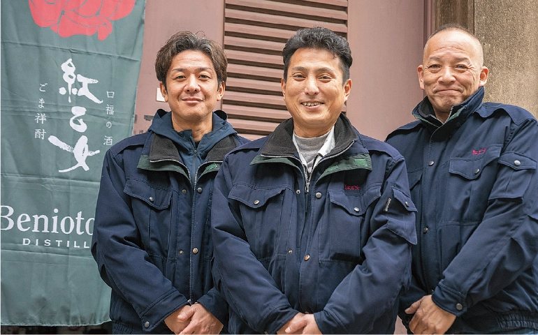 右から山崎営業部長、垣原製造部長、小栁経営統括室長の写真