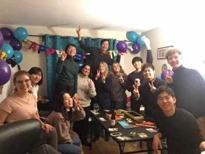 ルームメイトの誕生日会での集合写真