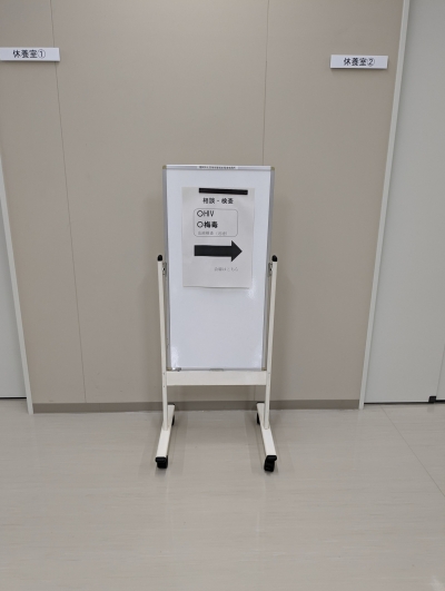 突き当りを右に進みます