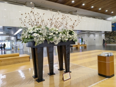 県庁ロビーでの飾花