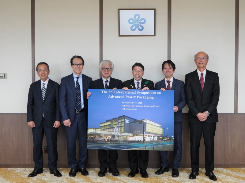 (写真左から)山田 登三雄 委員、塩﨑 宏司 実行副委員長、菅沼 克昭 実行委員長、知事、小迫 雅裕 実行副委員長、西原 和則 プログラム委員