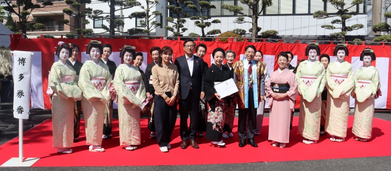 博多券番の皆さんと駐福岡大韓民国総領事と知事