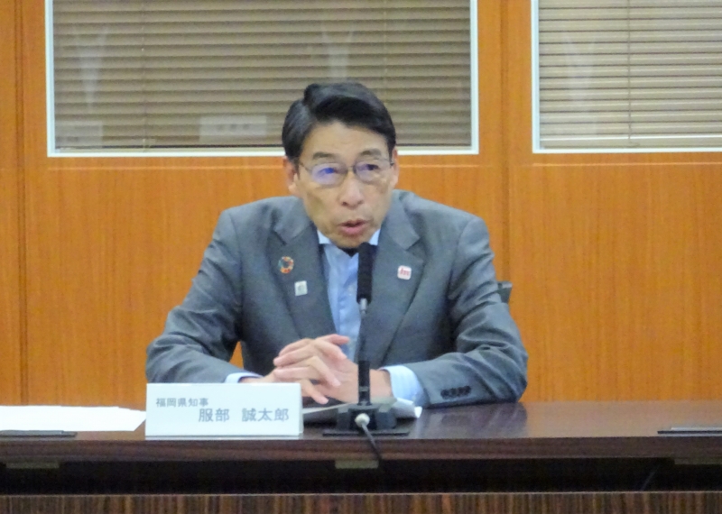 あいさつする知事