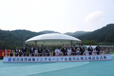 テープカットの様子