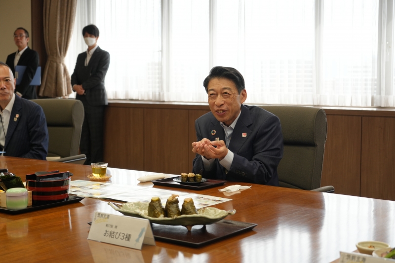 イカ料理を試食する知事