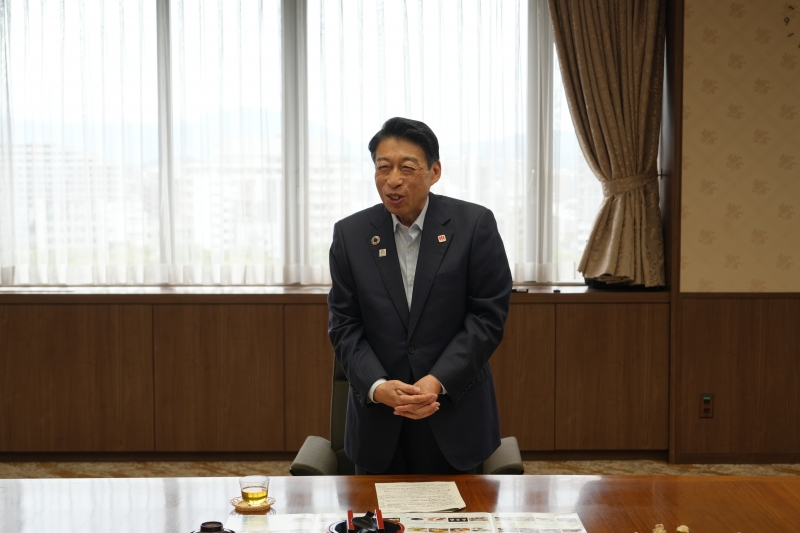 あいさつする知事