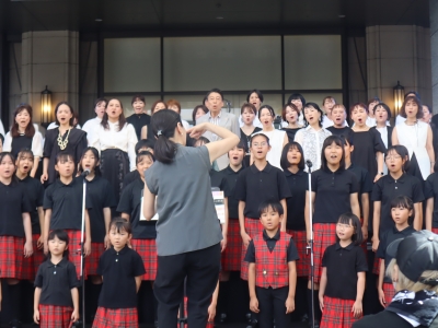 合唱に参加する知事