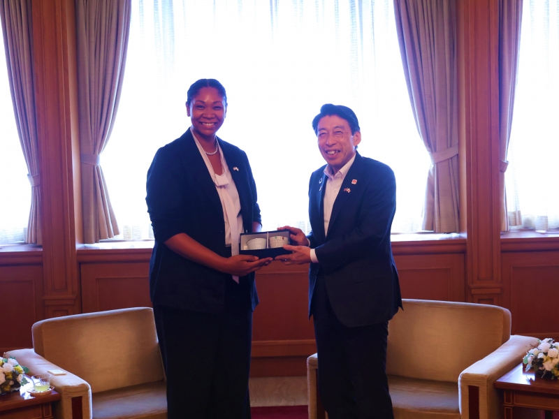 記念品を贈呈する知事