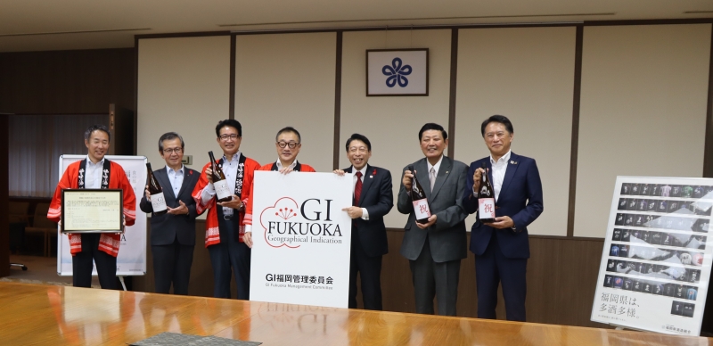 （写真左から）森永 一弘 副会長、松本 國寛 特別顧問、井上 宰継 副会長、山口 哲生 会長、知事、原口 剣生 特別顧問、板橋 聡 顧問