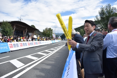 観戦する知事