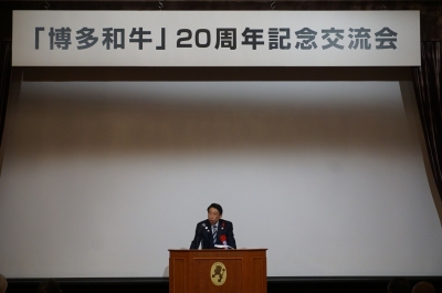 あいさつする知事