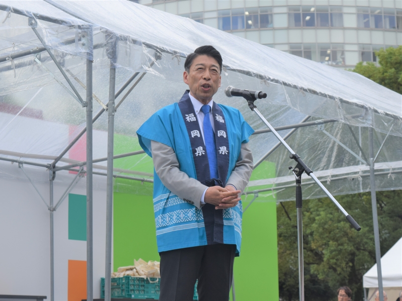 あいさつする知事