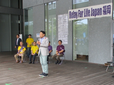 あいさつする知事