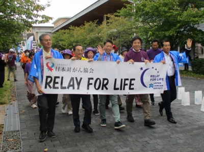 リレーウォークに参加する知事