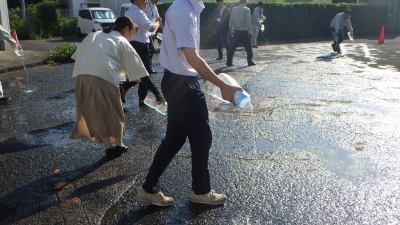 打ち水の様子　2