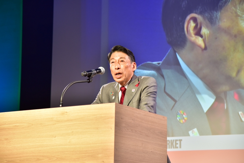 あいさつする知事