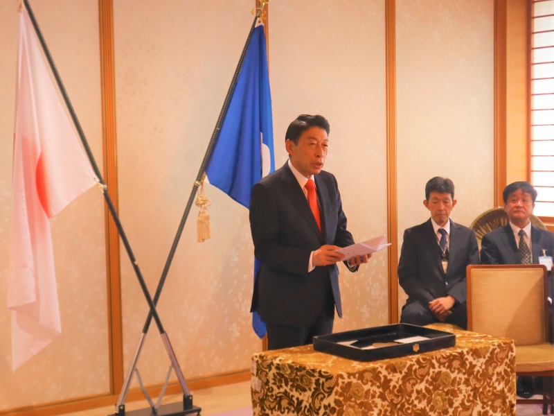 式辞（祝辞）を述べる知事
