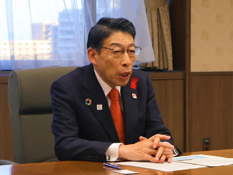 挨拶する知事