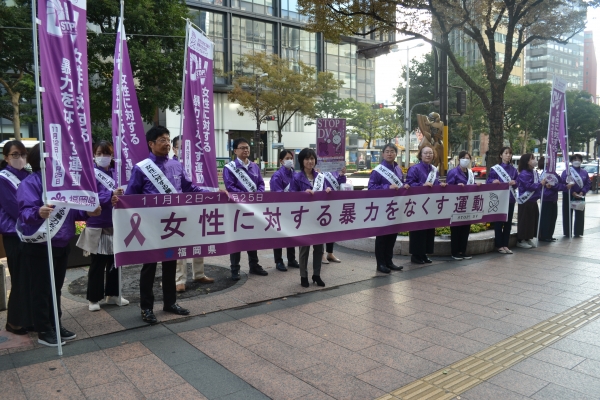 （昨年の街頭啓発の様子：西鉄福岡（天神）駅周辺）