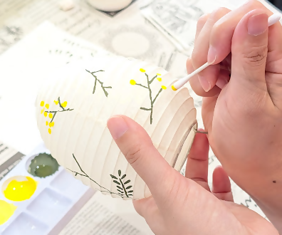 八女提灯の絵付け体験の様子