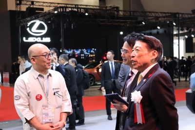 説明を受ける知事