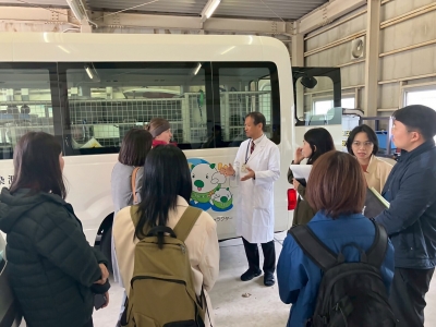 研修員が、福岡県保健環境研究所の大気測定設備を視察している様子の写真です。