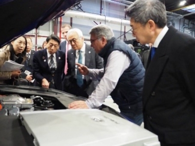 水素タクシー見学