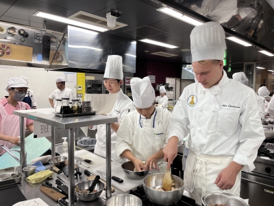 チームで協力して調理を行う様子