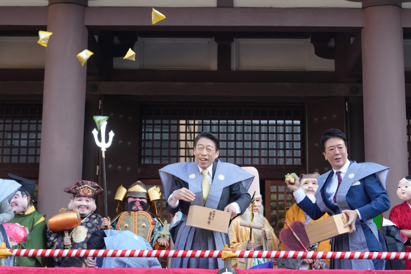 東長寺豆まきの様子