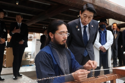 工房を見学する様子１